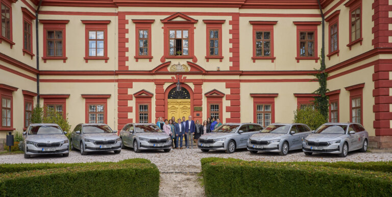 Škoda Auto dodala 20 vozů institucím sociální péče na Mladoboleslavsku, Rychnovsku i Vrchlabsku