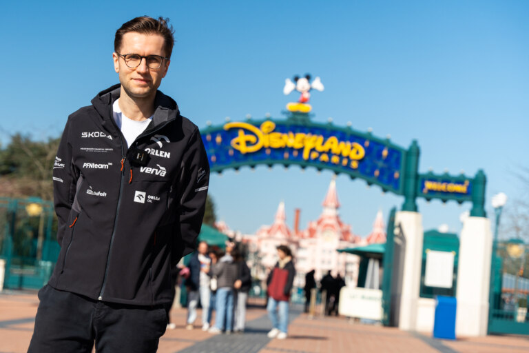 Z Polska až do Disneylandu v Paříži a zpět dojel Miko Marczyk s vozem Škoda Superb na jednu nádrž paliva.