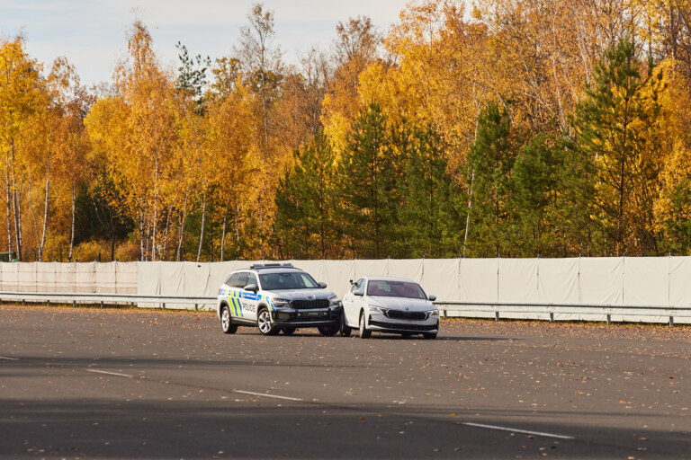 Názorná ukázka PIT manévru, při němž policejní vozidlo zastavuje pronásledované