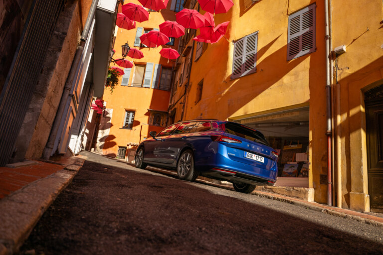 Jasmín, jedna ze složek nejslavnějšího parfému světa Chanel číslo 5, se už více než 100 let pěstuje právě v Grasse.