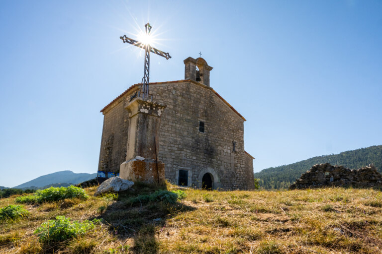 Celý název kaple zní Chapelle Notre-Dame de Gratemoine à Séranon a pochází z 11. století.