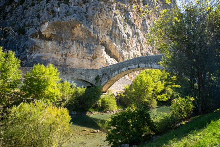 Slavný most Pont du Roc přes řeku Verdon.