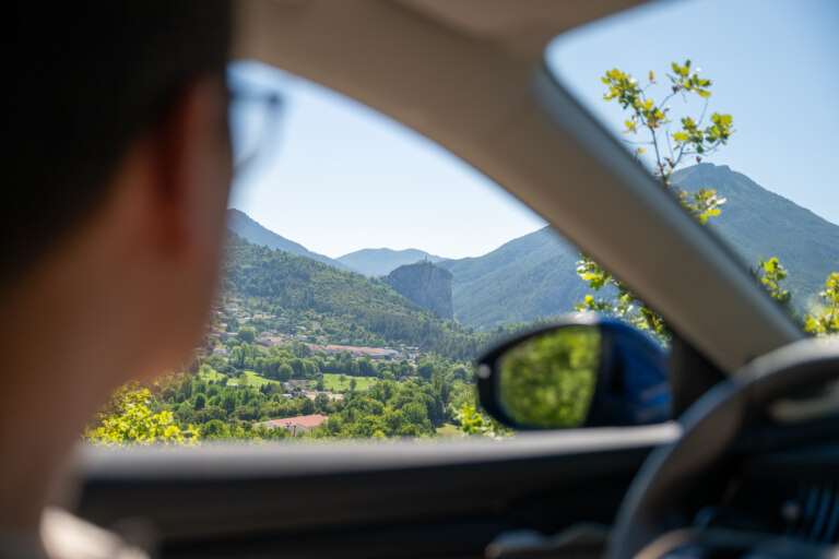 Kaple nad Castellane je zřetelně viditelná ještě půl hodiny cesty za obcí.
