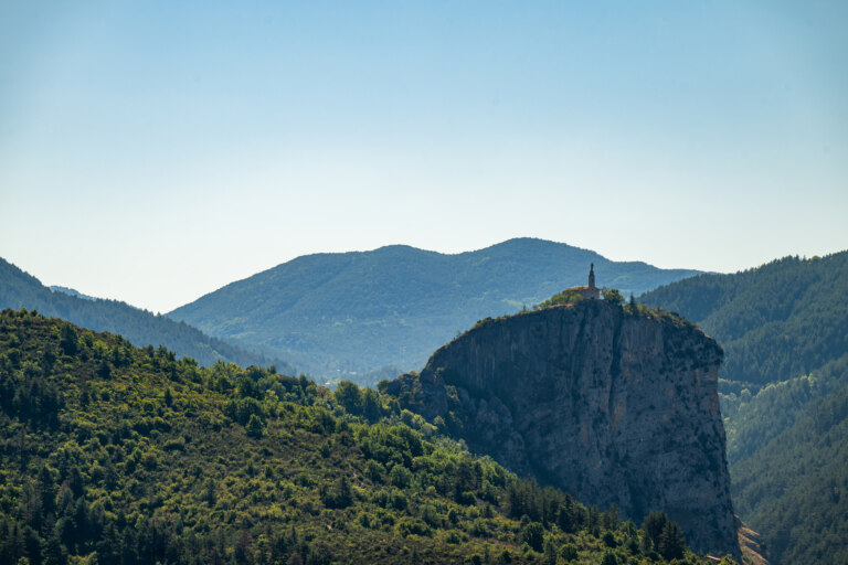 Za volantem obratné i komfortní Škody Superb si budete profil cesty jistě užívat.