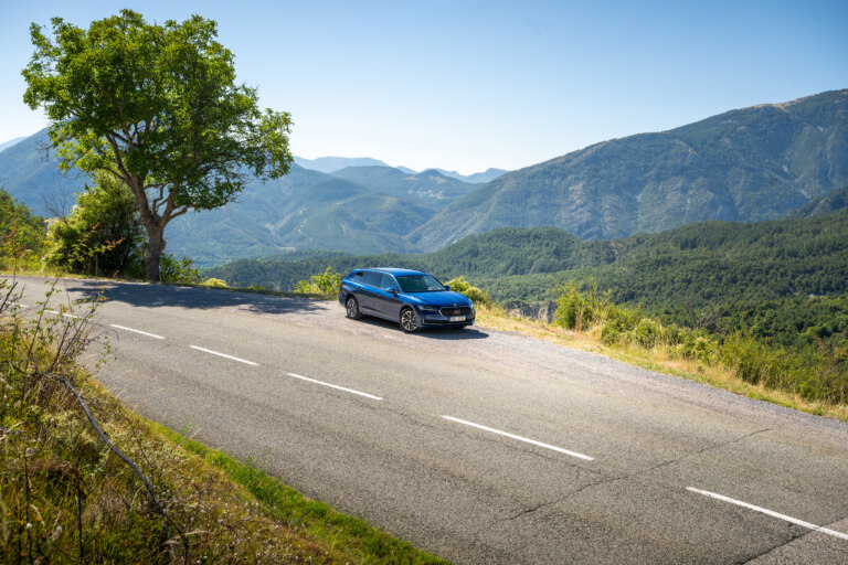 Za volantem obratné i komfortní Škody Superb si budete profil cesty jistě užívat.