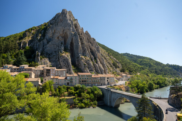 Město Sisterone je vybudované po obou březích řeky Durance.
