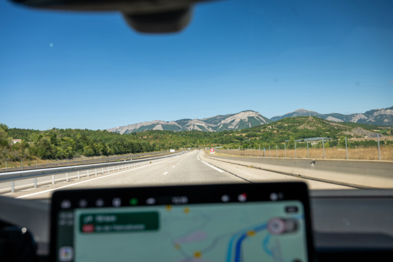 Za volantem obratné i komfortní Škody Superb si budete profil cesty jistě užívat.