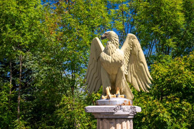 Route Napoléon je značena nejen cedulemi, ale také sochami orla.