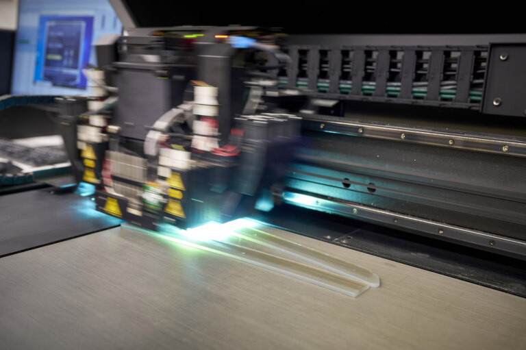 Pri tlači metódou FDM tlačí tlačiareň aj podporné štruktúry dielov, ktoré následne modelári odstránia