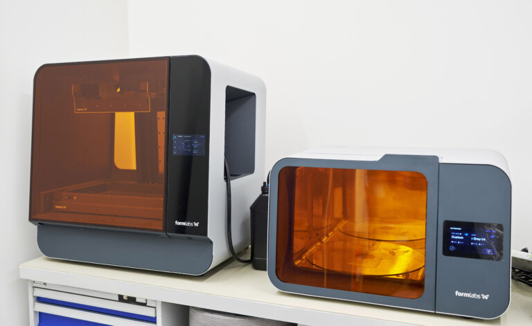 Stereolithography (SLA) printing devices enable the printing of multi-component parts