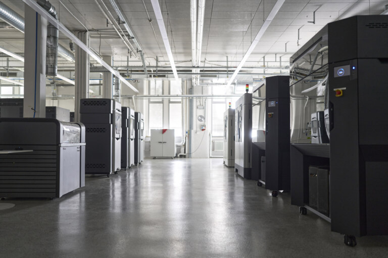 The main hall of the 3D Printing Competence Center. It is dominated by large printers for FDM printing
