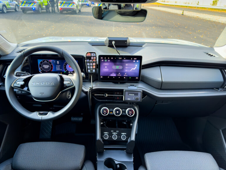 Od sériového provedení se policejní vůz liší dodatečnou výbavou, všimněte si například přídavného vnitřního zpětného zrcátka