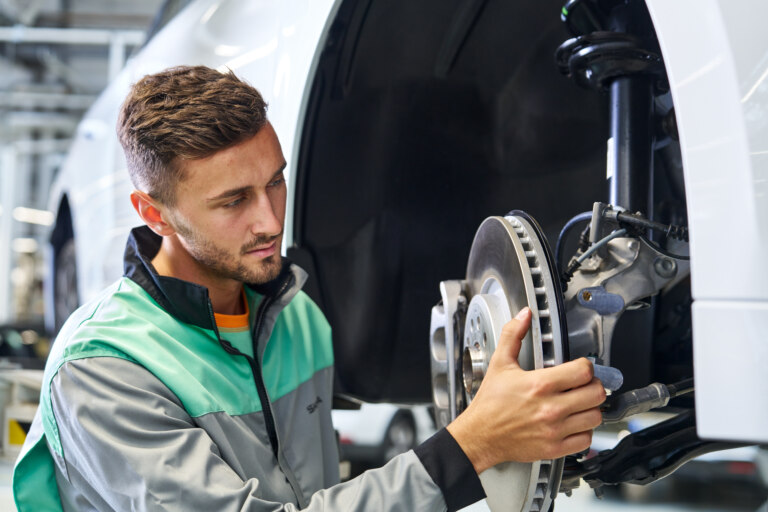 Kontrola podvozku a brzd je důležitá pro bezpečnost jízdy.