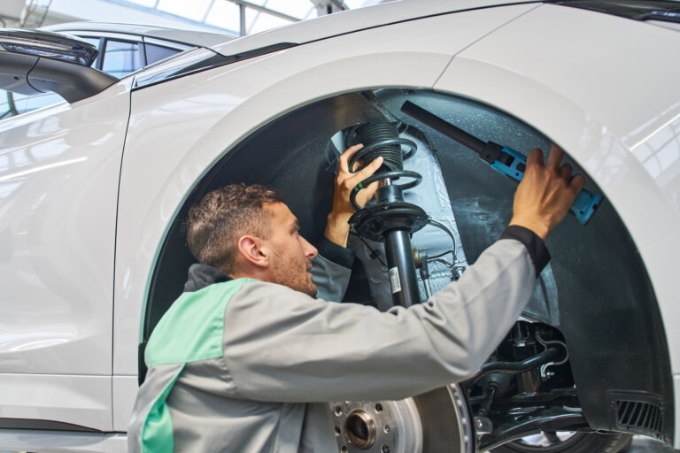 Kontrola podvozku a brzd je důležitá pro bezpečnost jízdy.