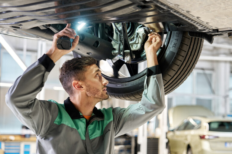 Kontrola podvozku a brzd je důležitá pro bezpečnost jízdy.