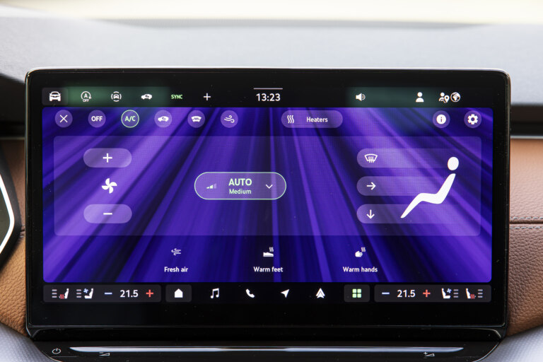The air conditioning menu includes a range of smart settings for thermal comfort in the car