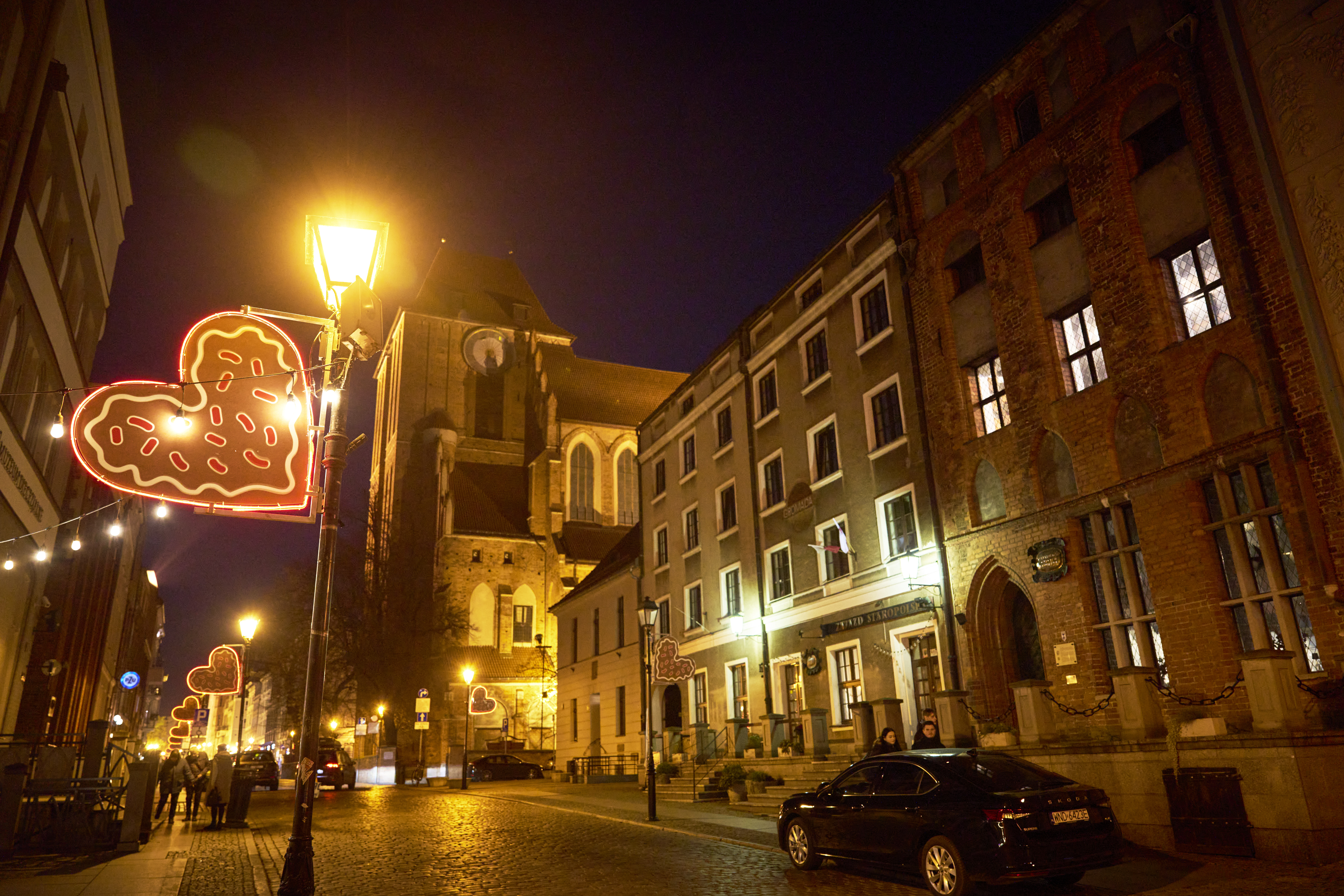 In Toruń, you will also find lighting in the shape of a gingerbread heart. Evening walks here feel like something out of a fairy tale.
