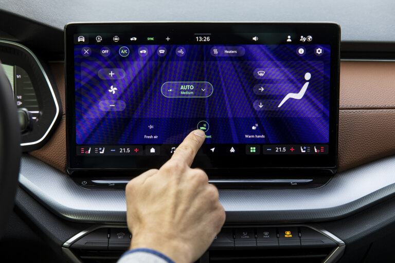 Pressing a single button in the menu allows you to quickly warm your feet or hands, or ensure a supply of fresh air