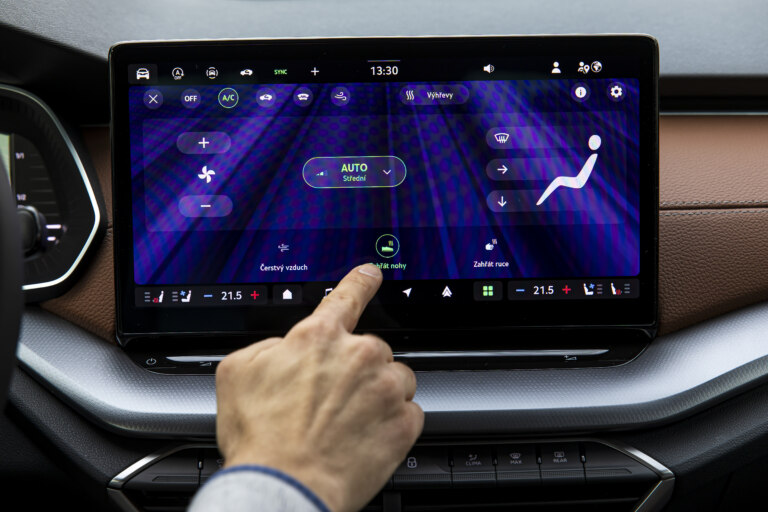 Stisk jednoho tlačítka v menu umožní rychle zahřát nohy, ruce nebo zajistí přísun čerstvého vzduchu