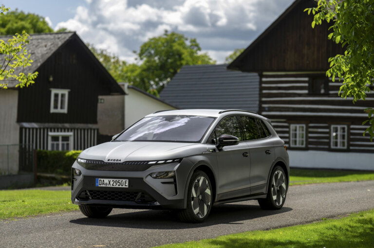 Škoda potvrdila pozíciu jednoznačného lídra slovenského automobilového trhu aj v roku 2025. Pre Slovákov je najobľúbenejšou voľbou