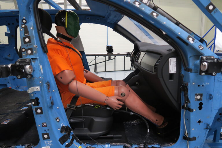 The dynamic test checks whether a person wearing a seat belt will touch the dashboard in the event of a collision.