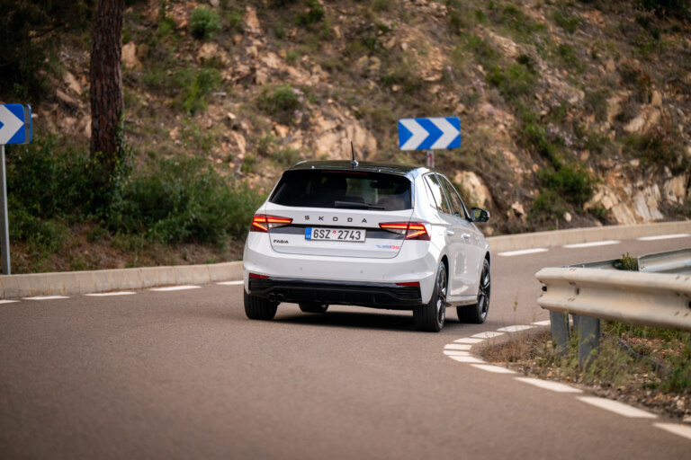 Increased steering stiffness around the center position enhances stability and enables clean, precise cornering with small steering angles.