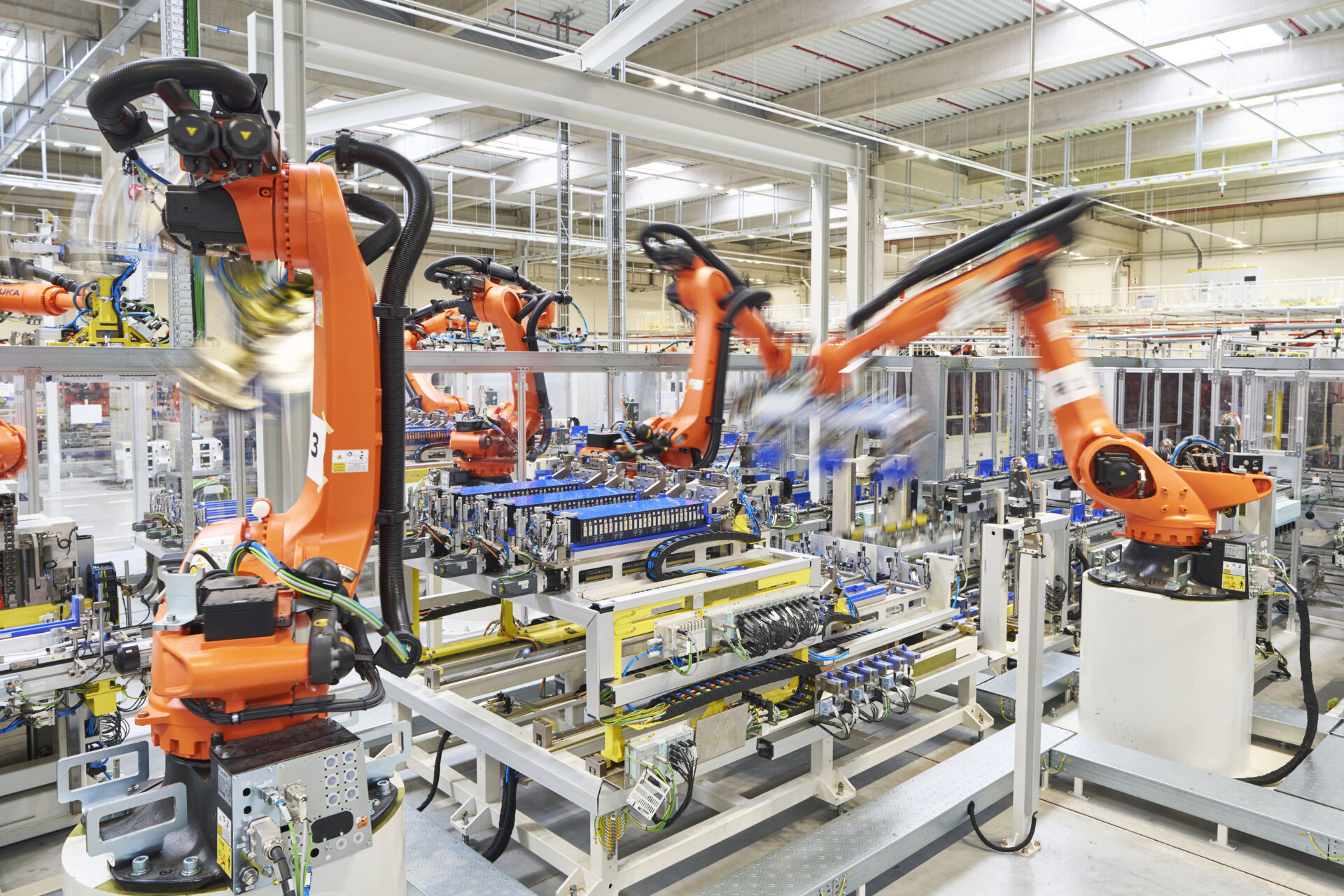 Přes 1 100 denně. Jak Škoda vyrábí baterie pro elektromobily