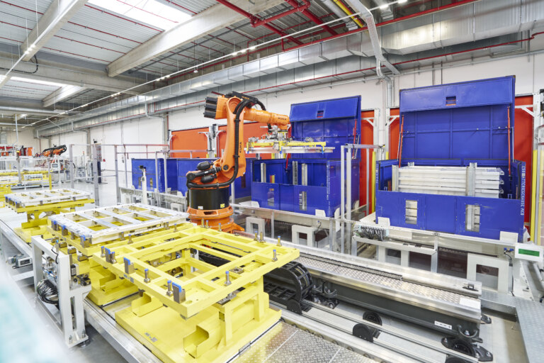 Škoda otevírá novou halu na montáž bateriových systémů