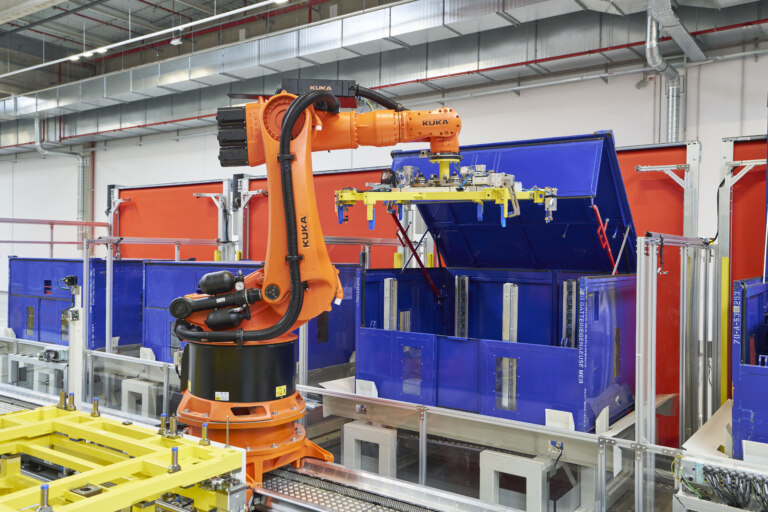 Škoda otevírá novou halu na montáž bateriových systémů