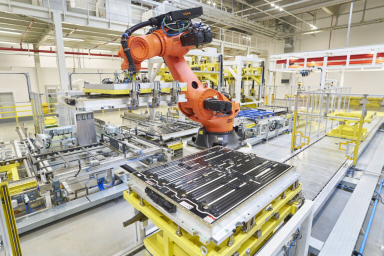 Hotová baterie, horní kryt obsahuje chladicí kabely