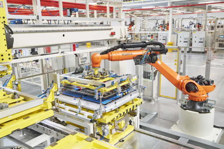 Robot dodává kryt baterie, blíží se poslední fáze výroby