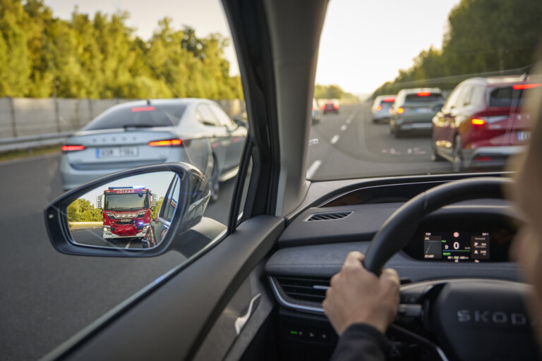 Pozor, jede auto s majákem! upozorní vás vaše Škoda