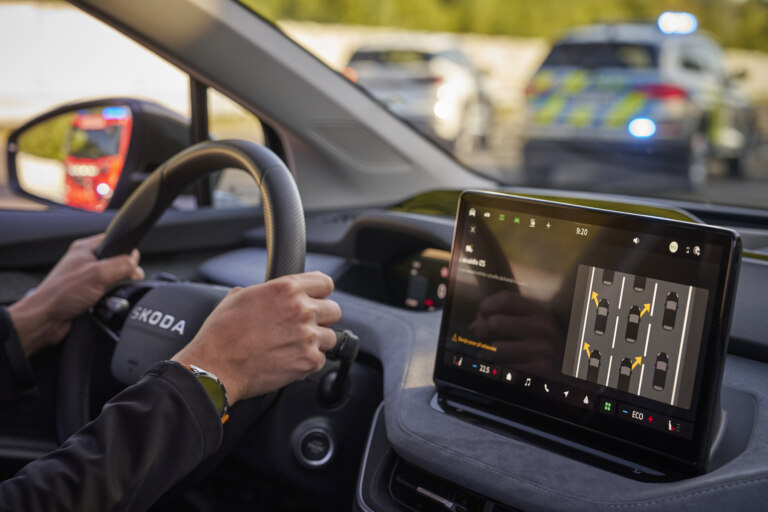 Pozor, jede auto s majákem! upozorní vás vaše Škoda