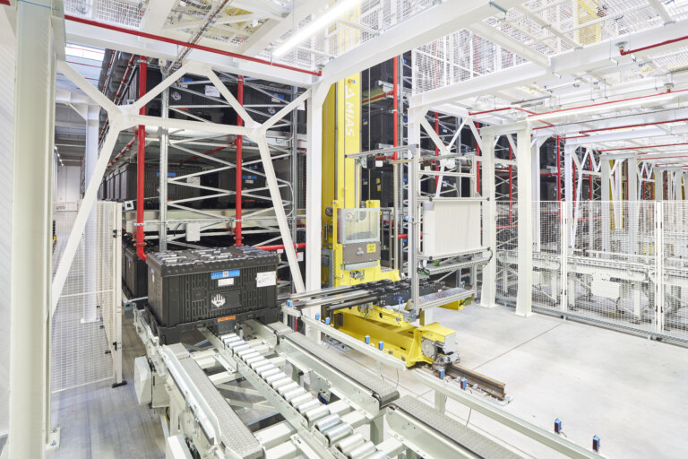 Sklad článků je plně automatizovaný. Dopravníky rozvážení články do výroby bez lidské asistence.