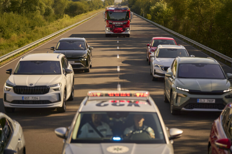 Pozor, jede auto s majákem! upozorní vás vaše Škoda