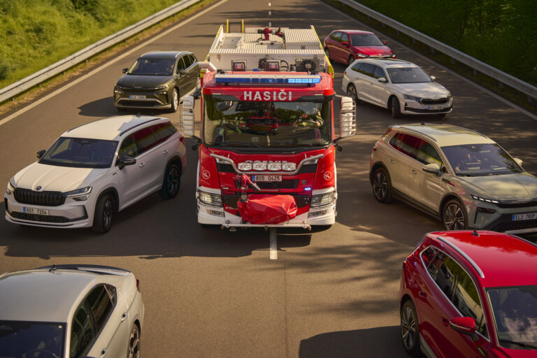 Pozor, jede auto s majákem! upozorní vás vaše Škoda