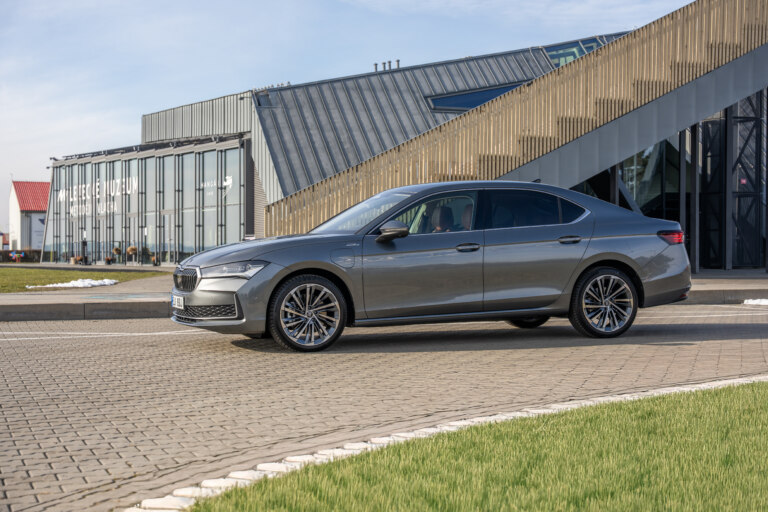 Posílený Superb iV přiváží výkon 200 kW
