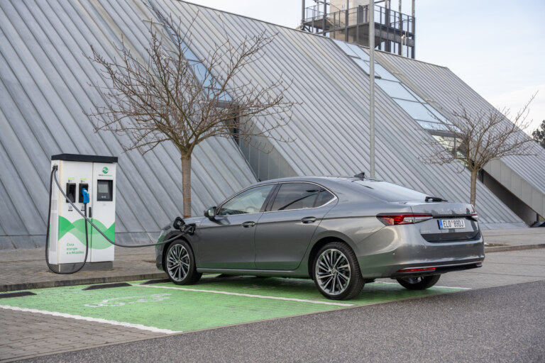 Posílený Superb iV přiváží výkon 200 kW