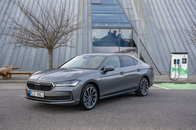 Posílený Superb iV přiváží výkon 200 kW
