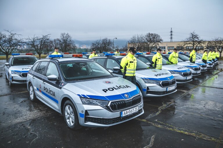 Škoda Auto Slovensko odovzdala polícii prvých 17 nových áut Octavia Combi. Celkovo dodá 100 vozidiel pre zvýšenie bezpečnosti na cestách