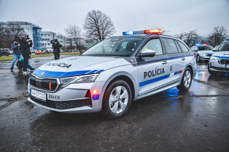 Škoda Auto Slovensko odovzdala polícii prvých 17 nových áut Octavia Combi. Celkovo dodá 100 vozidiel pre zvýšenie bezpečnosti na cestách