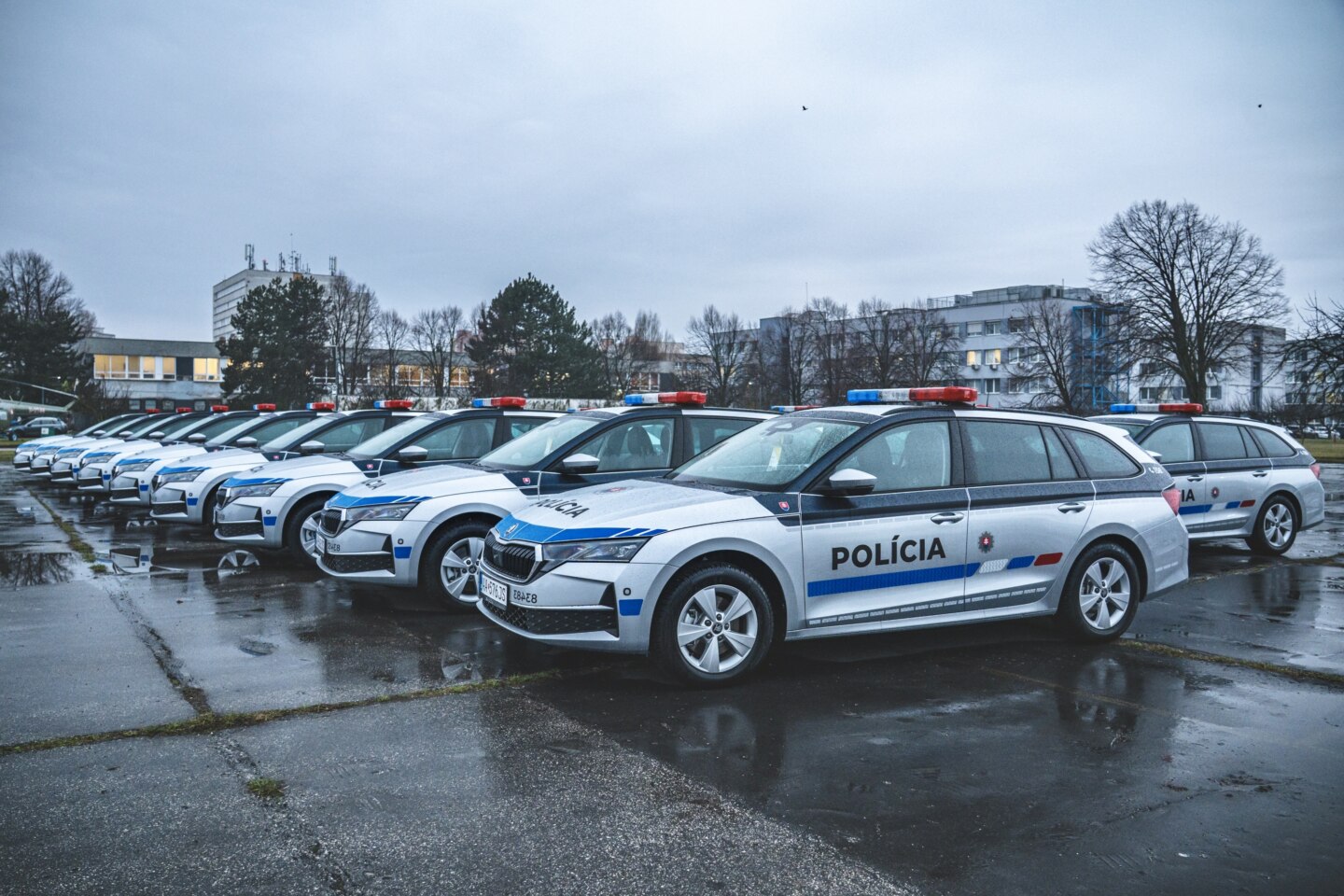 Škoda Auto Slovensko odovzdala polícii prvých 17 nových áut Octavia Combi. Celkovo dodá 100 vozidiel pre zvýšenie bezpečnosti na cestách