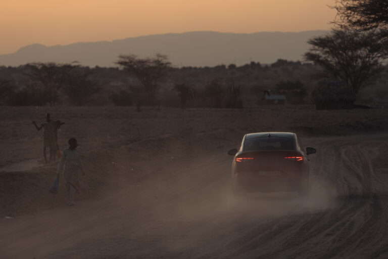 Sand, heat, and camels. The Enyaq RS explores the origins of humankind