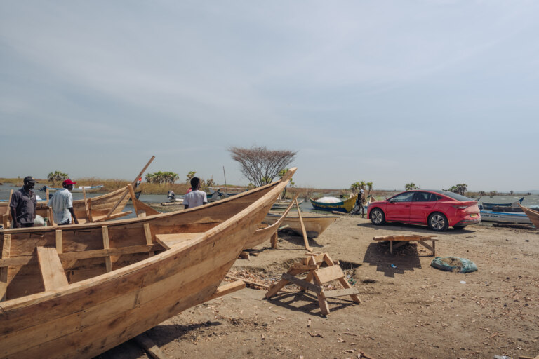 Sand, heat, and camels. The Enyaq RS explores the origins of humankind