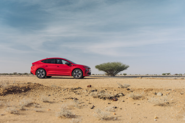 Sand, heat, and camels. The Enyaq RS explores the origins of humankind