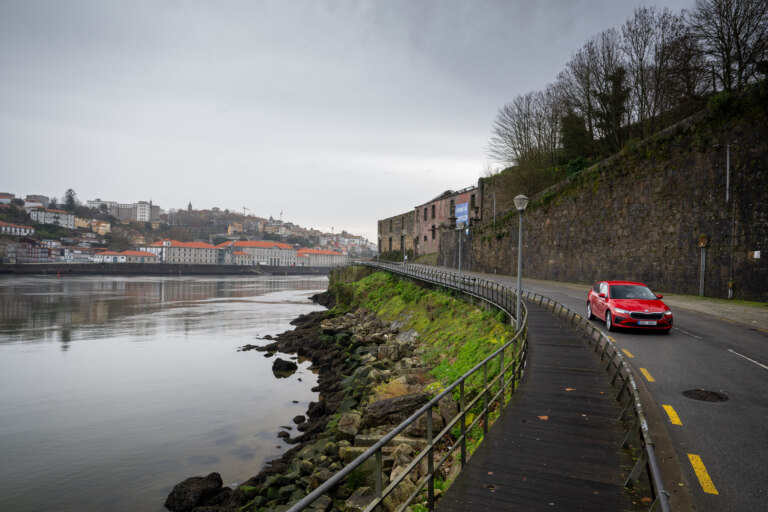 Řeku lemují nejen silnice, ale i krásné stezky, na kterých i v zimě potkáte odhodlané běžce.