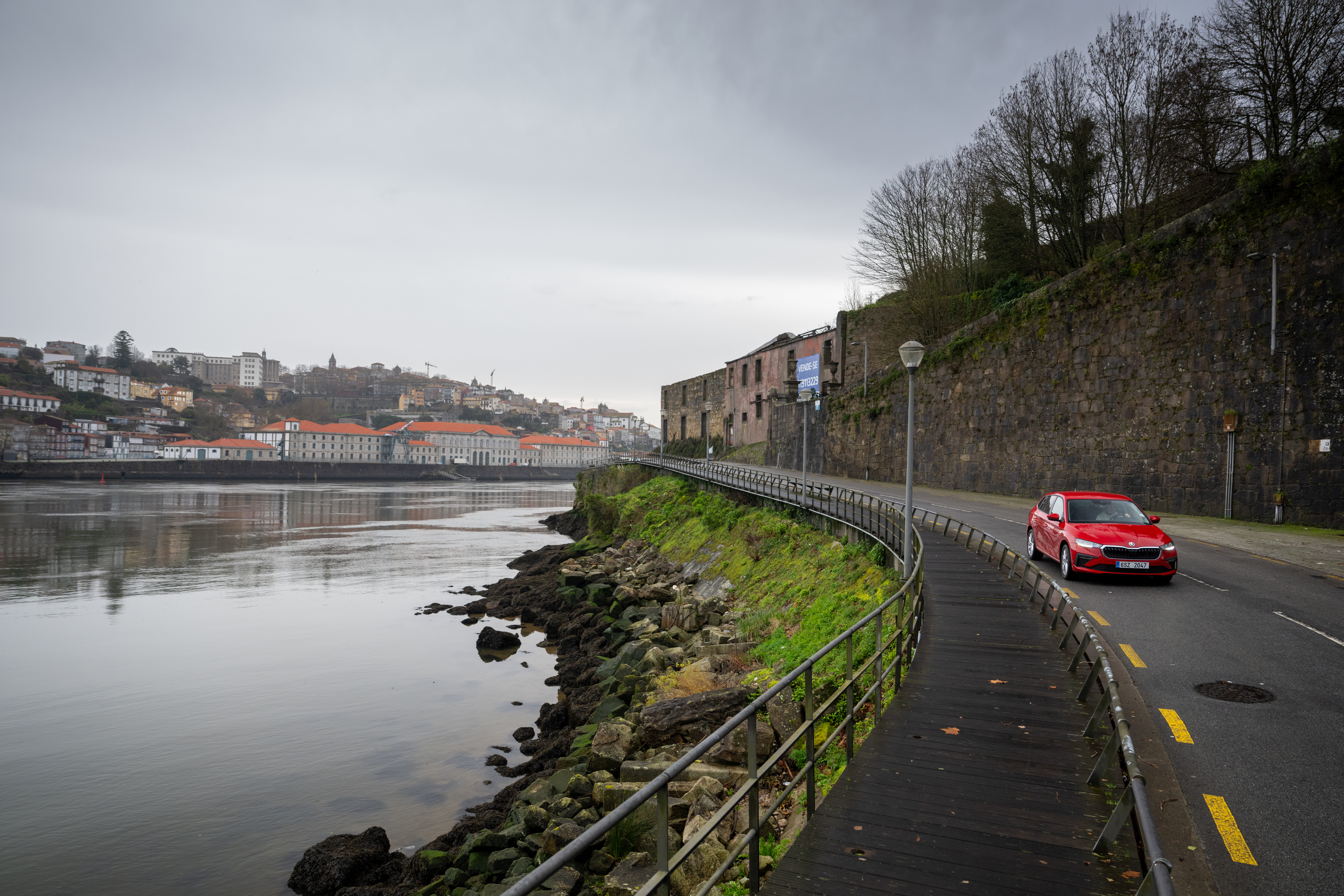 Řeku lemují nejen silnice, ale i krásné stezky, na kterých i v zimě potkáte odhodlané běžce.