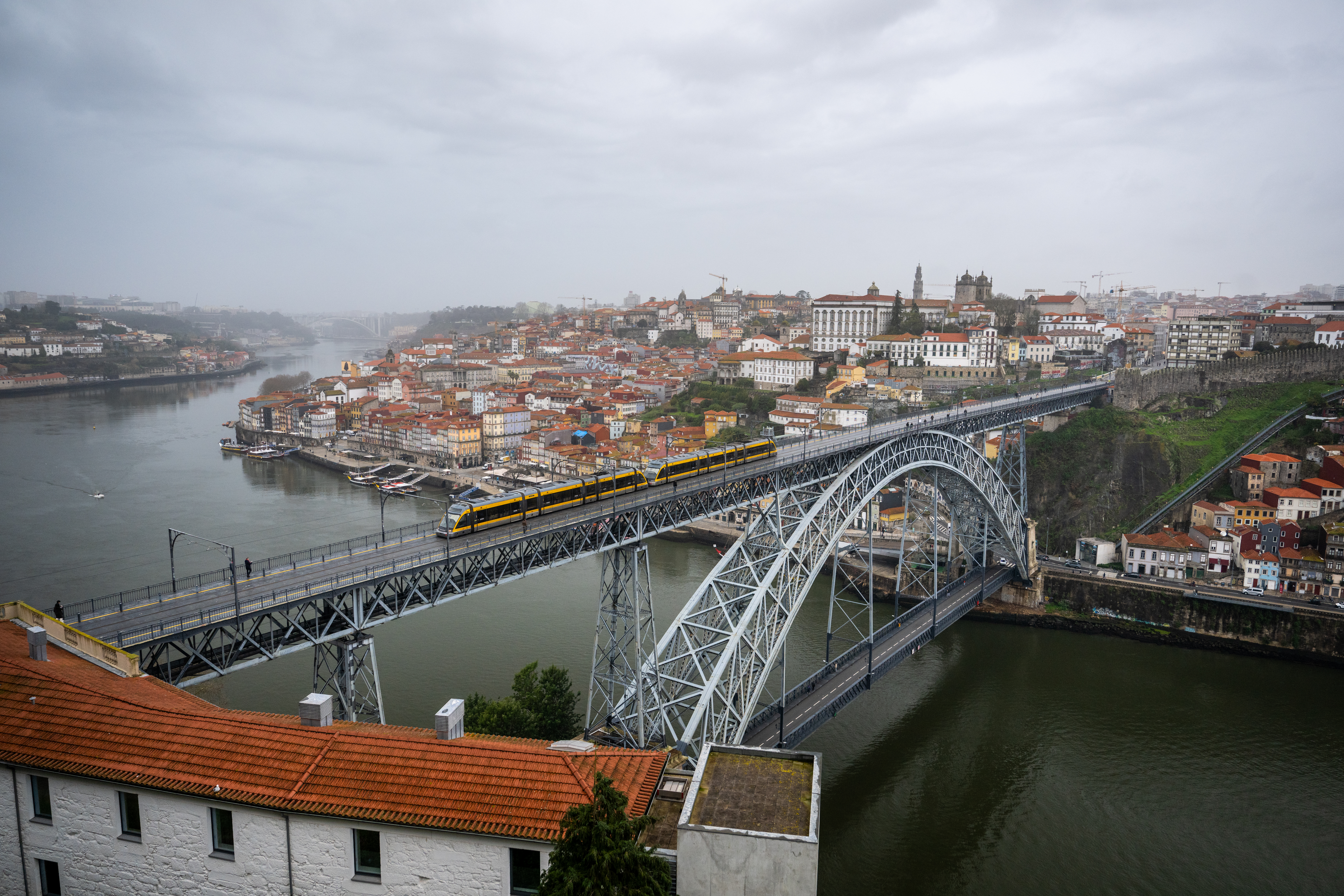 Most pojmenovaný po králi můžete překonat autem, metrem i pěšky.