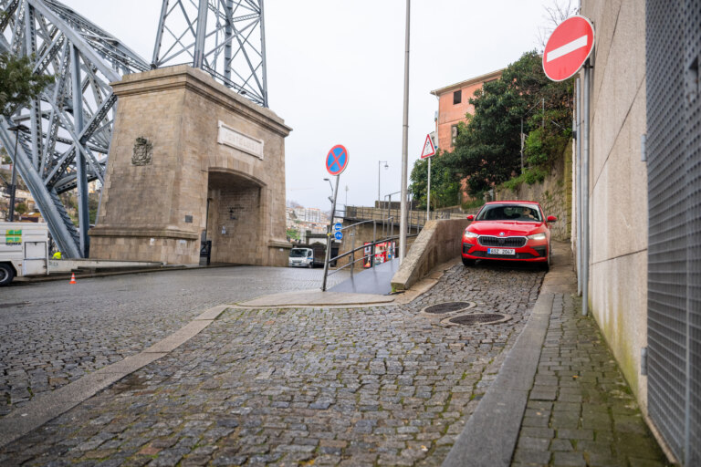 Nábřeží lemují krásné hladké silnice, ve vnitrozemí ale často narazíte na dlážděné cesty.