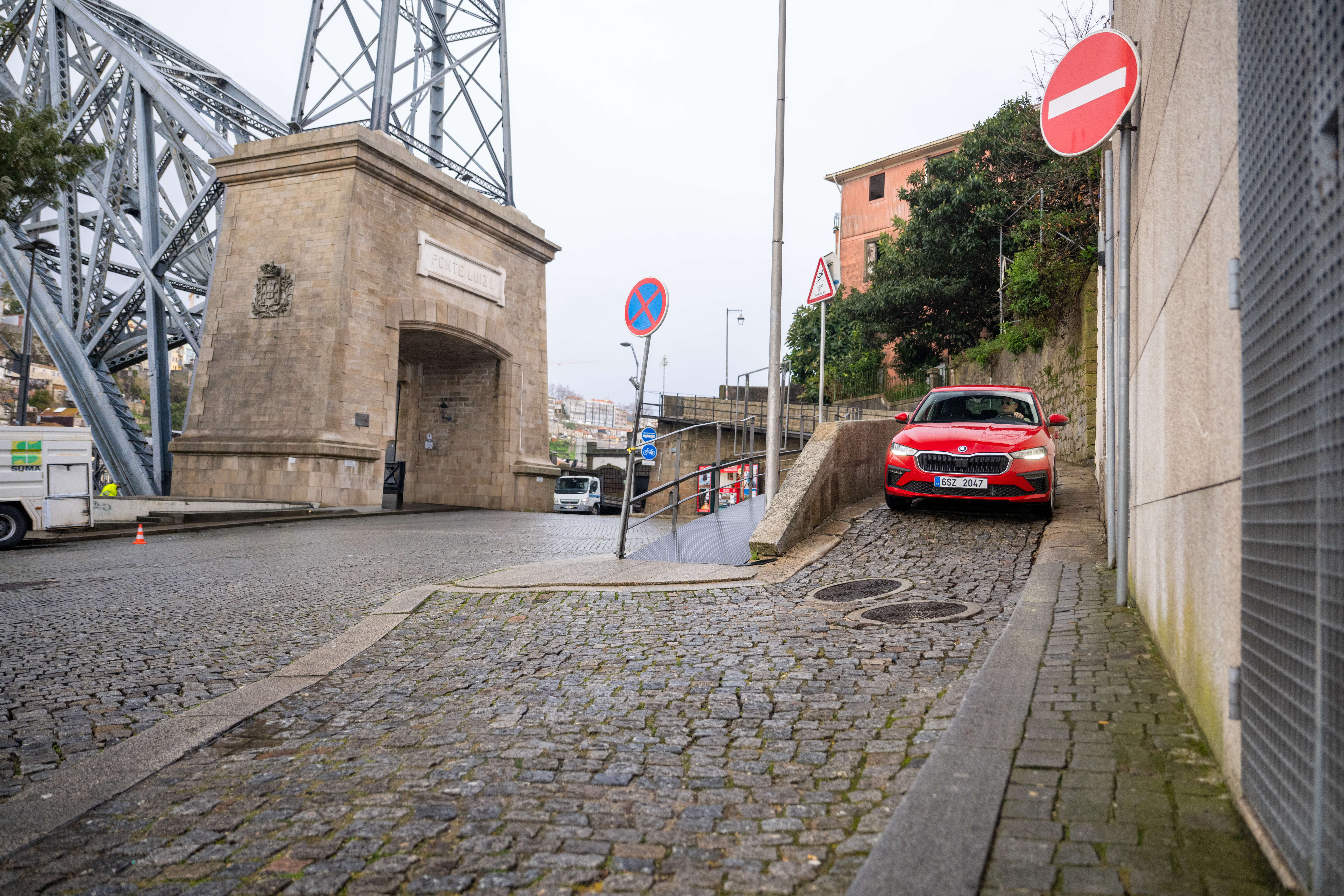 Nábřeží lemují krásné hladké silnice, ve vnitrozemí ale často narazíte na dlážděné cesty.